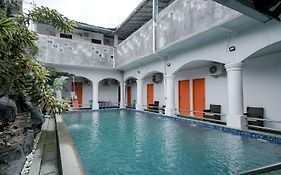 Reddoorz Syariah Near Exit Toll Puncak